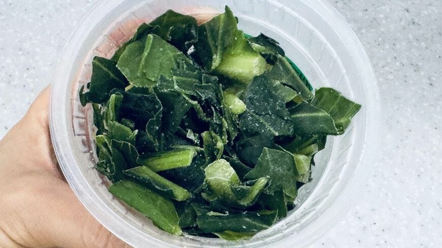 カップの中には冷凍された野菜や果物が入っている。これを店内の専用マシンで仕上げる（写真：筆者撮影）