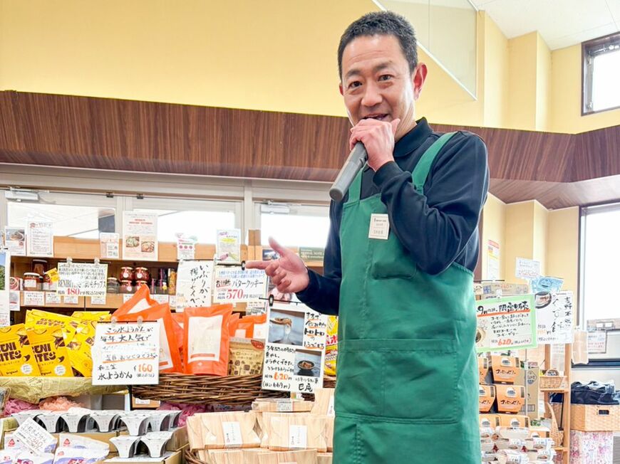 マイクパフォーマンスで有名なひまわり市場の那波社長（写真：ひまわり市場提供）