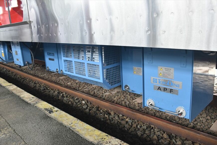 CLI-225型に搭載された東洋電機製造製の補助電源（SIV）とヒューズ箱（APF）（筆者撮影）