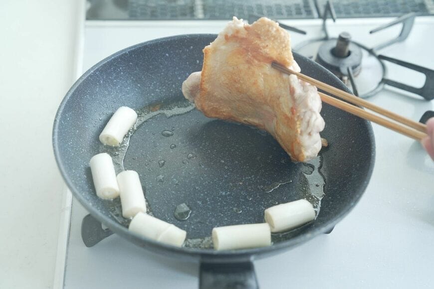 焼き色がついたら裏返します