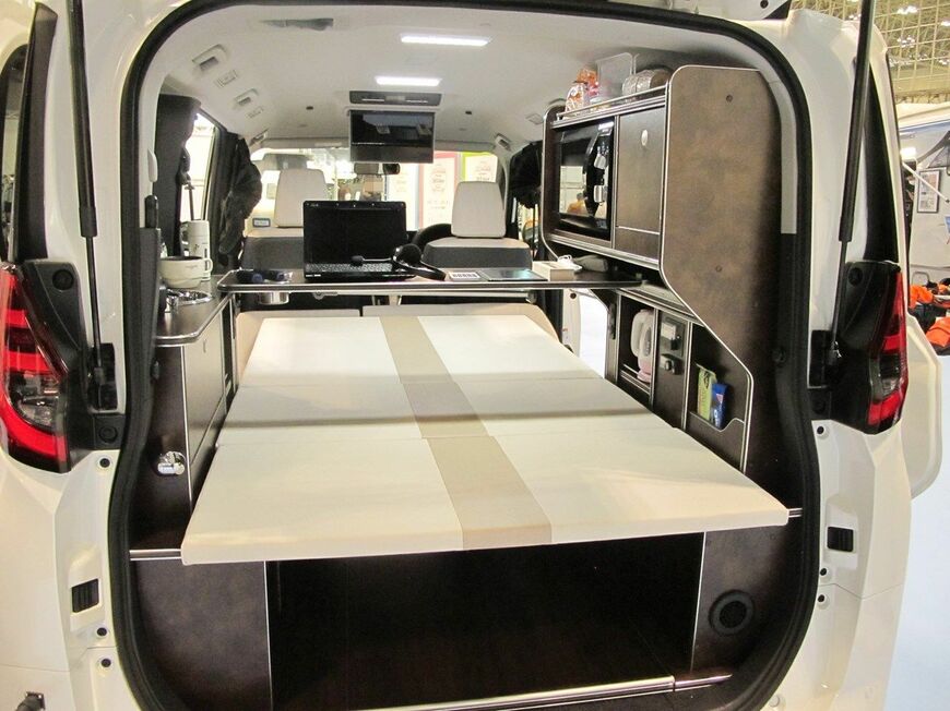 バンテック新潟が新型ノアをベースに制作した車中泊仕様「MR（エムアール）」（筆者撮影）