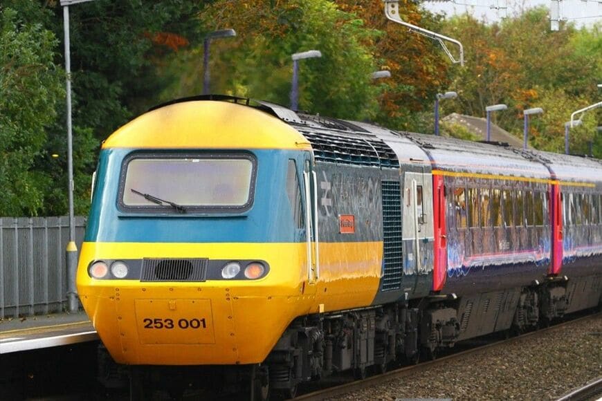 イギリス国鉄の救世主となったディーゼル高速列車HST。登場時はこのカラーリングだった（撮影：橋爪智之）