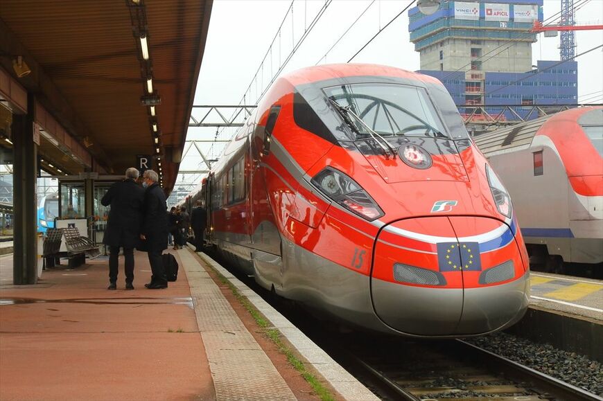 リヨン・パールデュー駅に停車するフレッチャロッサ＝2021年12月（撮影：橋爪智之）