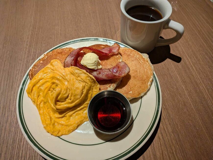 ベーコンやスクランブルエッグと合わせた食事系のパンケーキから、生クリームやフルーツがのったスイーツ系まで（写真：筆者撮影）