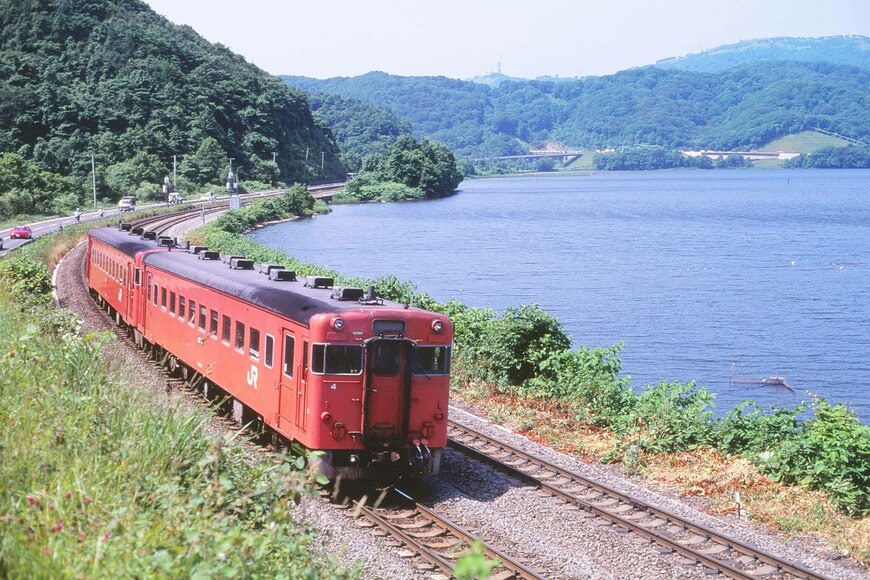 大沼付近を走るキハ23形とキハ22形の普通列車（撮影：南正時）