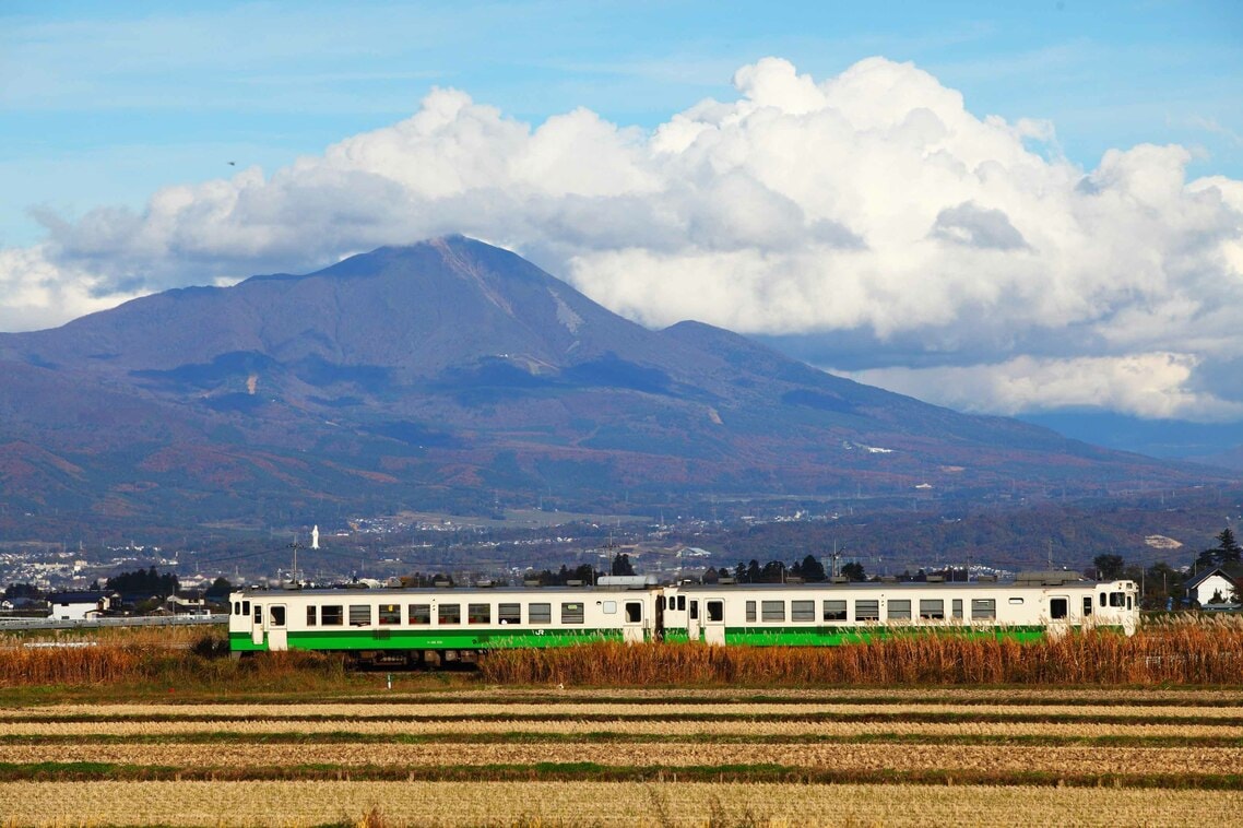 会津坂下付近を走るキハ40系の2両編成。