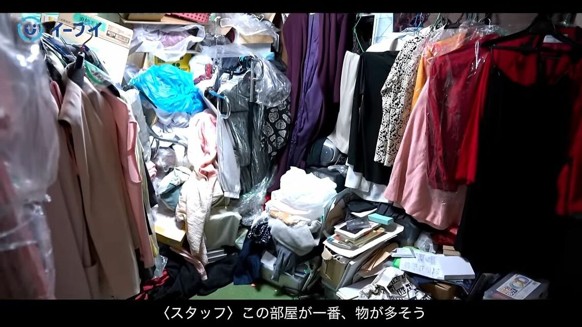 大量の衣服で埋め尽くされた部屋（写真：「イーブイ片付けチャンネル」より）