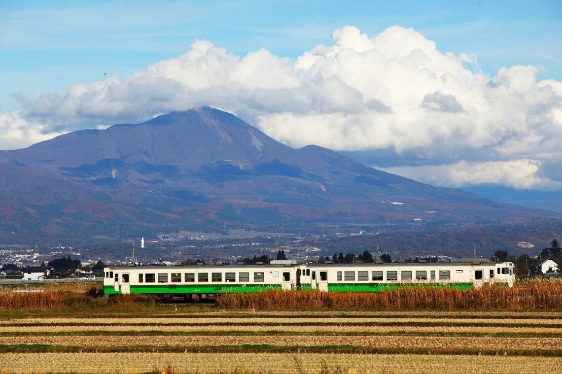 会津坂下付近を走るキハ40系の2両編成。磐梯山を眺めながら会津盆地を行く（撮影：南正時）