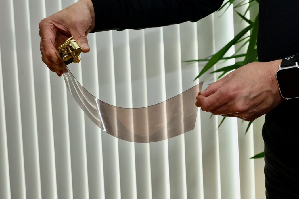 曲げたプラスチック板は音を広く、クリアに伝える機能を持つ（写真：筆者撮影）