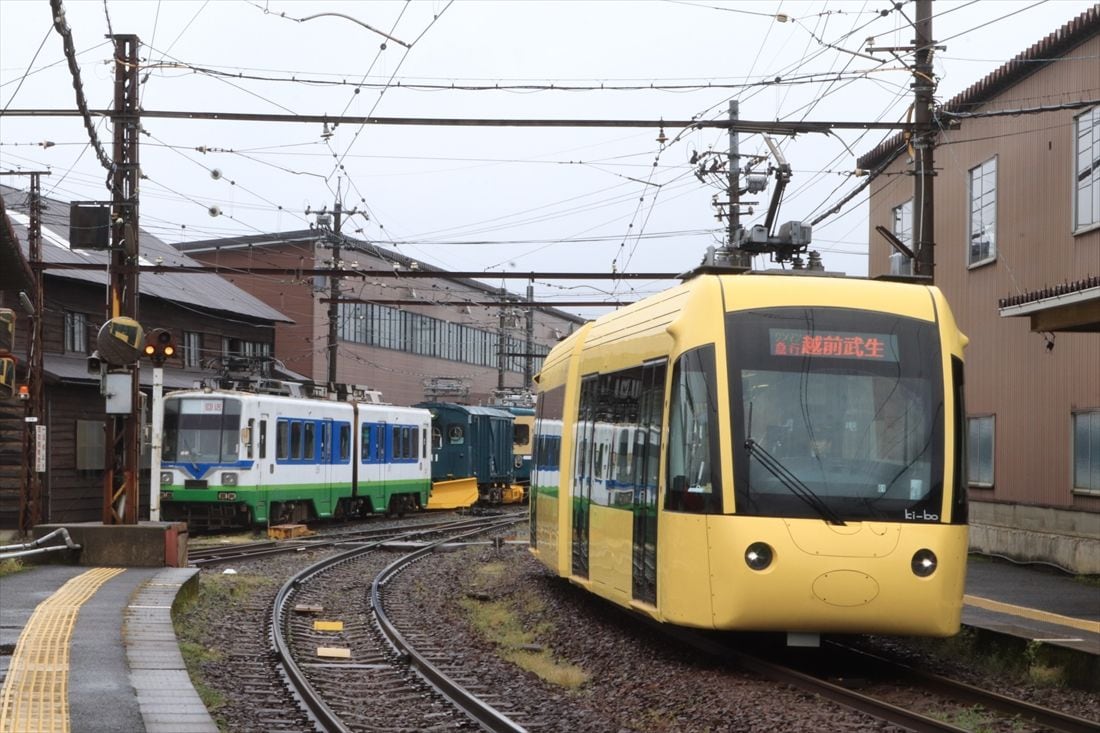 福鉄に乗り入れるえちぜん鉄道のL形「キーボ」（撮影：南正時）