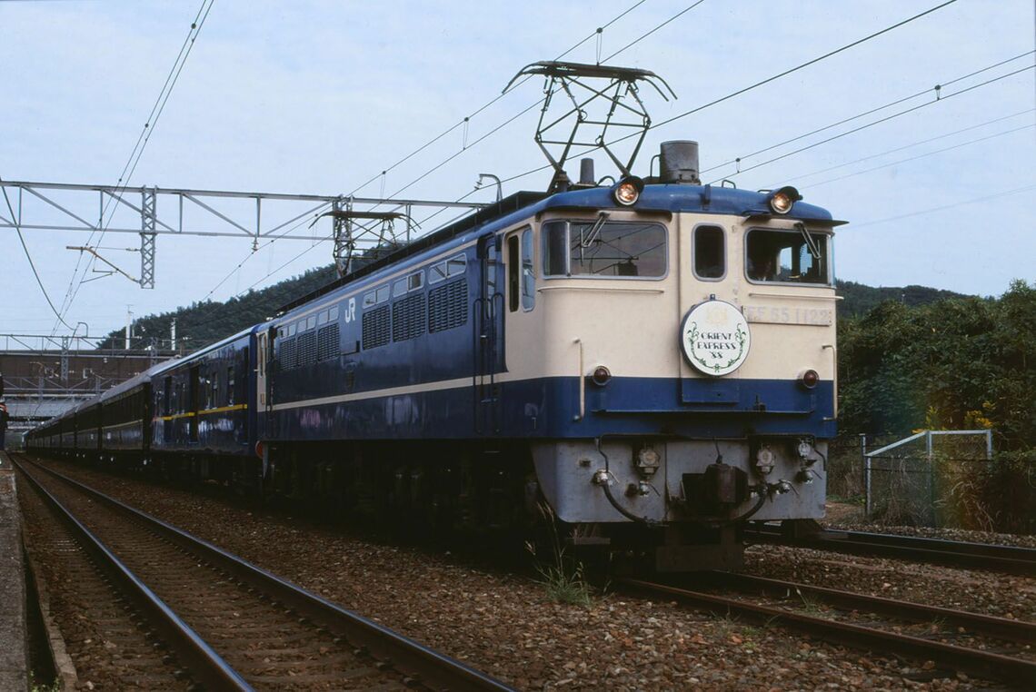 1988年、欧州から日本にやってきたオリエント急行を牽引するEF65形電気機関車。オリエント急行のヘッドマークを付けている（筆者撮影）