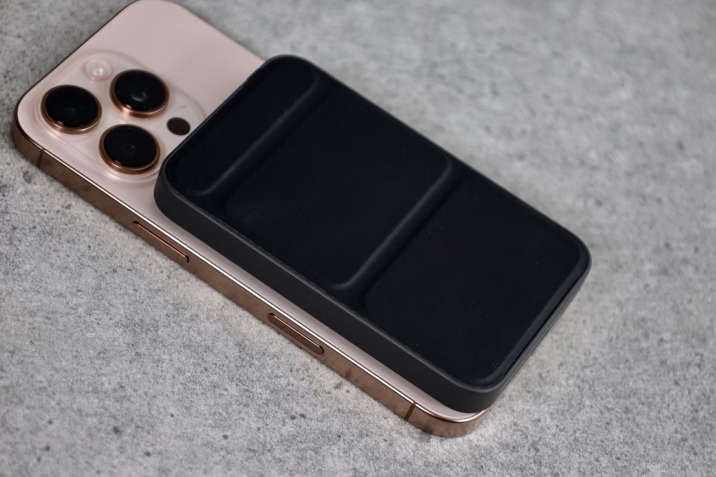 MagSafeは発熱しがち。背面にMagSafeで付けるタイプは、モバイルバッテリー側の発熱と、iPhone内部のバッテリーでMagSafeのコイルの発熱を挟むようなものだから、夏場の屋外で使うのは厳しい。冬は良いのだが（写真：筆者撮影）