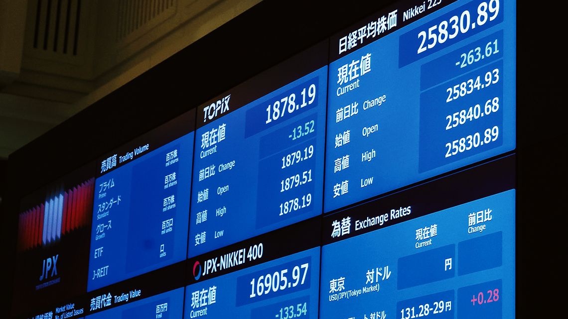 日経平均株価が映し出された株価ボード