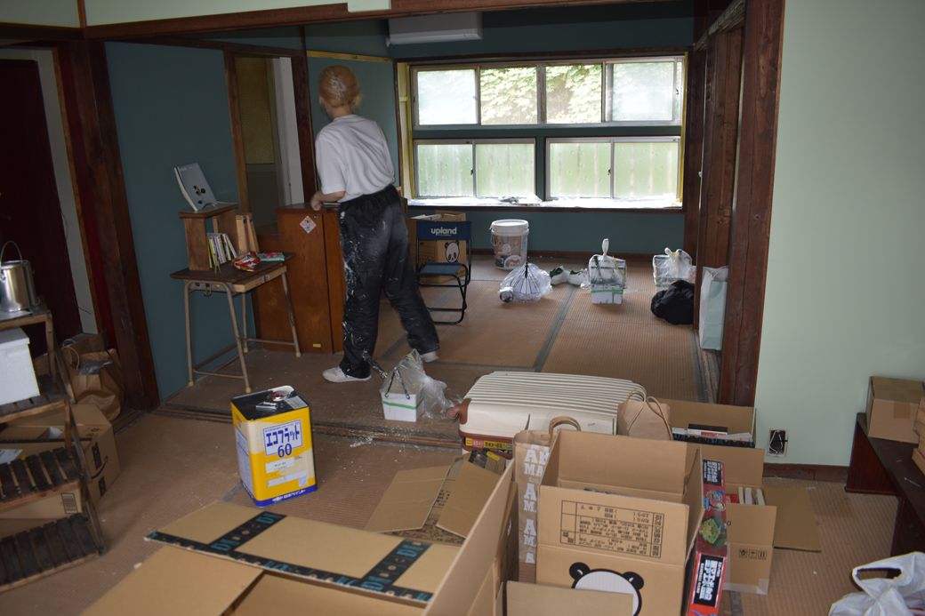 ブックカフェオープンのため作業が行われている部屋の様子（筆者撮影）