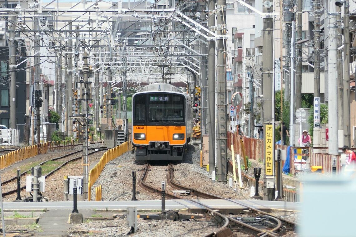 上板橋駅に到着する池袋行きの準急（記者撮影）