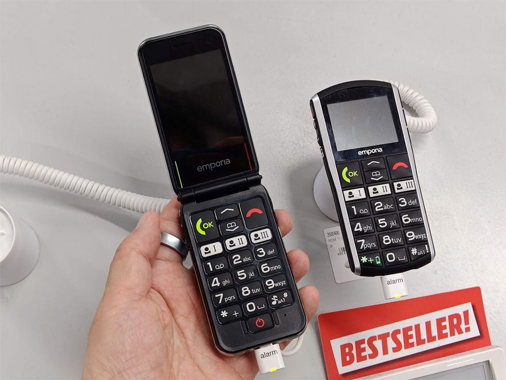 ヨーロッパで販売中の高齢者向けのガラケー（筆者撮影）