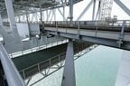 橋脚部下の足場のような物がJBの桁外面作業車