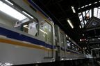 手前の4号車と奥の3号車は側面窓の形状が異なる