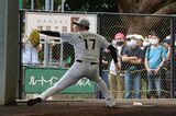 ブルペンでの佐々木（写真：筆者撮影）