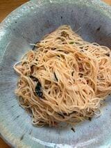 たらこと高菜のビーフン。高菜のほの辛さと、たらこの旨味が引き立て合い、箸がぐいぐい進む。筆者のカメラの腕がイマイチだが、本当はもっとおいしそうである（筆者撮影）