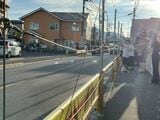 一時期よりは撮影する人も少なめの様子。現在は横断防止の柵があるだけで落ち着いてきているように感じます（その後、横断防止のための「幕」が設置されましたが、撮影は可能なようです）（筆者撮影）