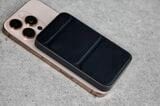 MagSafeは発熱しがち。背面にMagSafeで付けるタイプは、モバイルバッテリー側の発熱と、iPhone内部のバッテリーでMagSafeのコイルの発熱を挟むようなものだから、夏場の屋外で使うのは厳しい。冬は良いのだが（写真：筆者撮影）