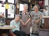 2年前に里帰りした際に撮った写真。左から朗子さん、晴江さん、紀久恵さん（筆者撮影） 