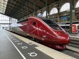 ユーロスターとタリスのブランド統合直後、パリ北駅に停車する旧タリスの列車。eurostarの文字とロゴが誇らしげだ＝2023年10月（筆者撮影）