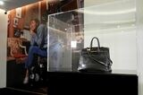 エルメスの｢バーキン｣第一号 （フランス･パリのサザビーズ･7月）Photographer: Edward Berthelot/Getty Images