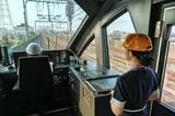 早朝の複々線区間を浅草駅に向かって走るスペーシアXの運転席（記者撮影）