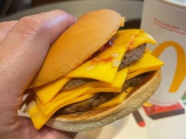 ファストフード各社｢チーズバーガー｣食べ比べ とろけ度､チーズ感､食べ