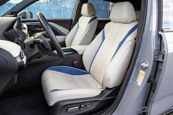 「A-Spec with Advance Package」の運転席には12ウェイパワーシートと4ウェイパワーランバーサポートを標準装備。「A-Spec」以上だとベンチレーション機能も備わる