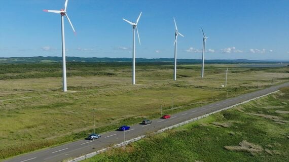 一直線に走る道路とe-tronモデルの大きさから風車が巨大なものであることがわかる（写真：アウディジャパン）