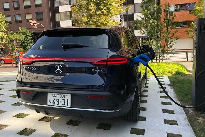 充電は普通充電で約13時間、急速充電で約80分