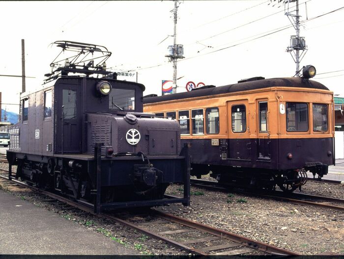 1999年に全線廃止された蒲原鉄道のED1形（手前）