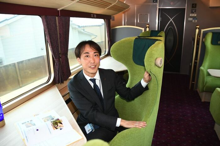 「家具メーカーのいすに一目惚れした」と話す福田課長