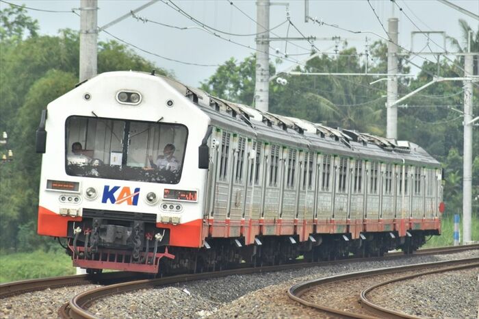 元ジャカルタの電車、Holec型のKRDE。電化工事の