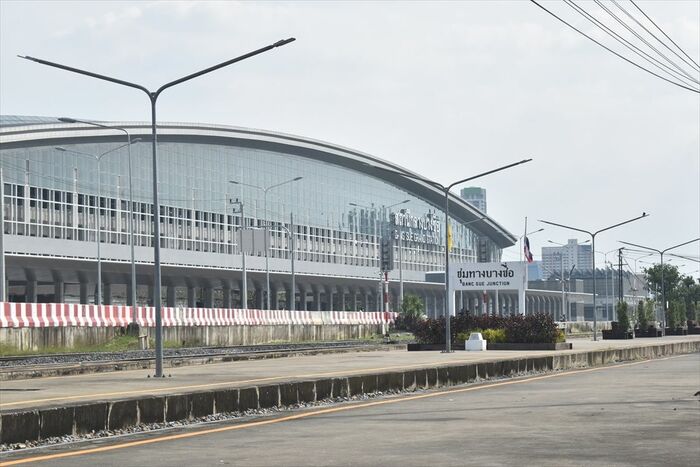 在来線のバンスー駅（手前）とバンスー中央駅（奥）