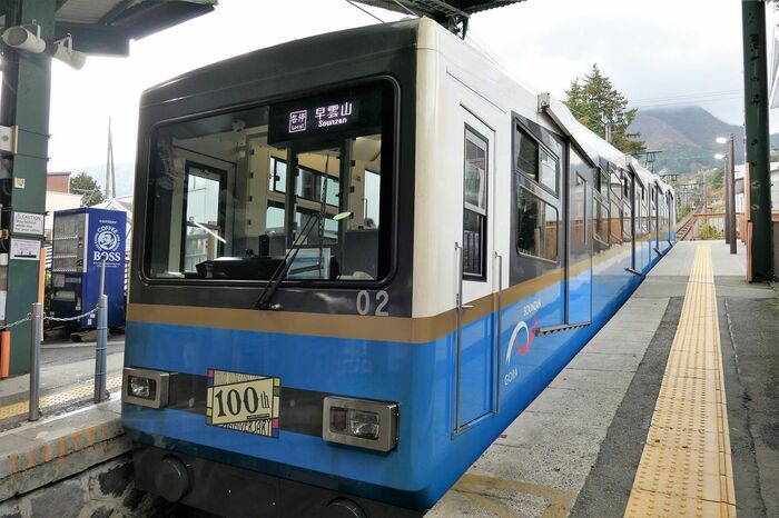 青い車体は2号車。箱根山から見る青空を