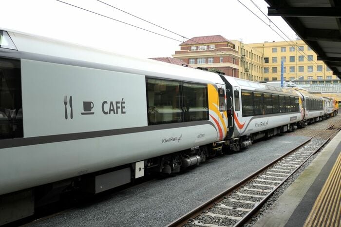 カフェカーを連結、この車両はフリースペースで売店がある