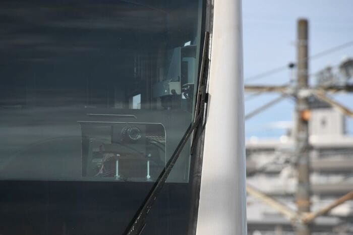 運転席の前方に取り付けられたステレオカメラ