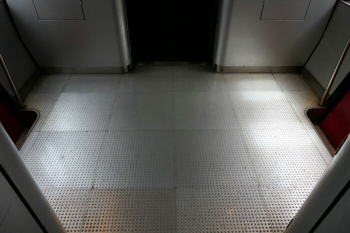 客室と違いデッキの床はメタリック