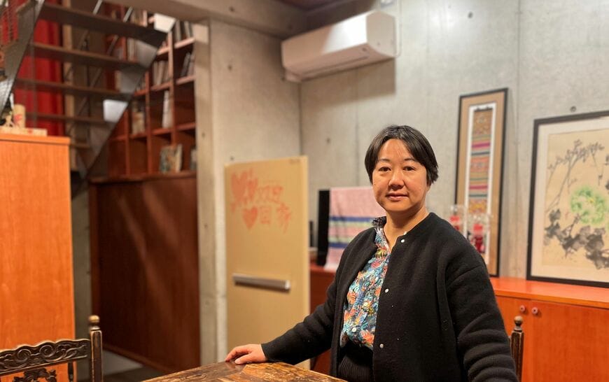 自宅の一部を開放し、中国の知識人を受け入れてきた東京大学大学院の阿古智子教授（写真：筆者撮影）