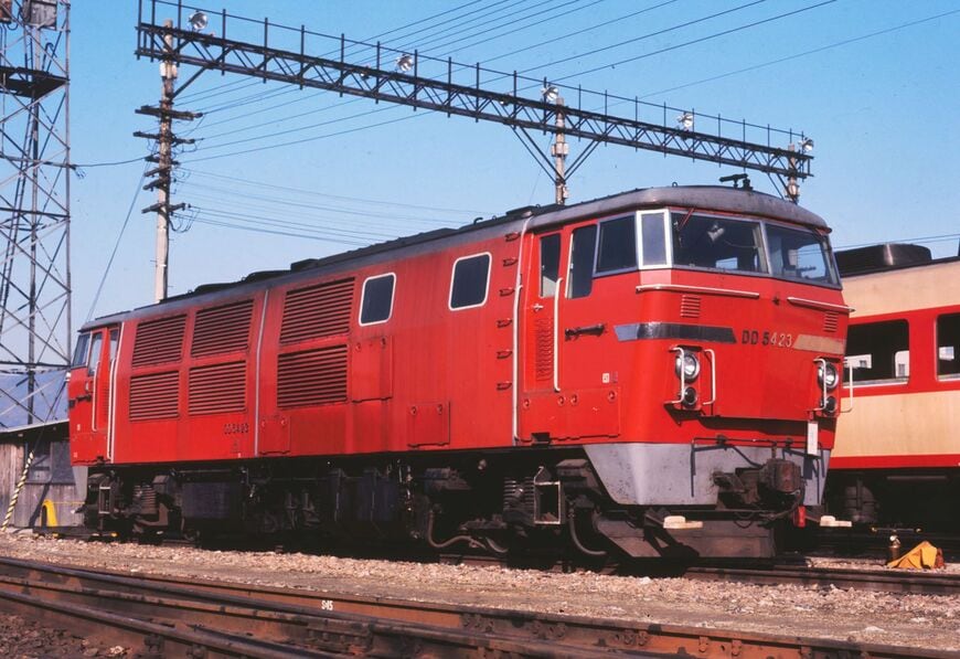 ドイツの技術を取り入れたものの、トラブルが多く短命に終わったDD54形。福知山機関区にたたずむ姿（撮影：南正時）