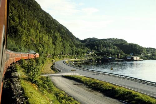 フィヨルドの海岸を行くノルウェーのインターシティ（1994年 筆者撮影）