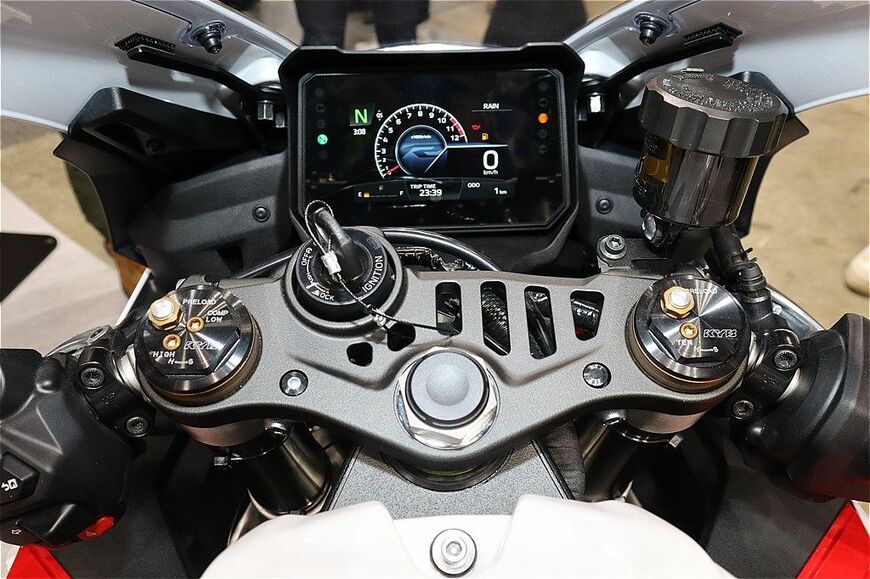 第52回 東京モーターサイクルショーに参考出品されたヤマハ「YZF-R9」（筆者撮影）