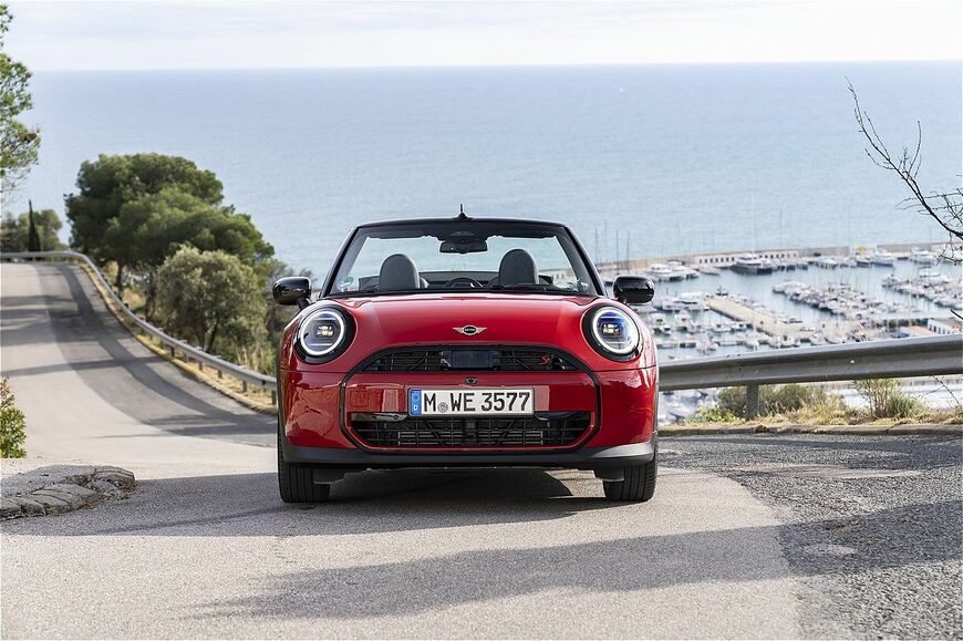 MINI（ミニ）の新型「ミニ・クーパー・コンバーチブルS」（写真：MINI）