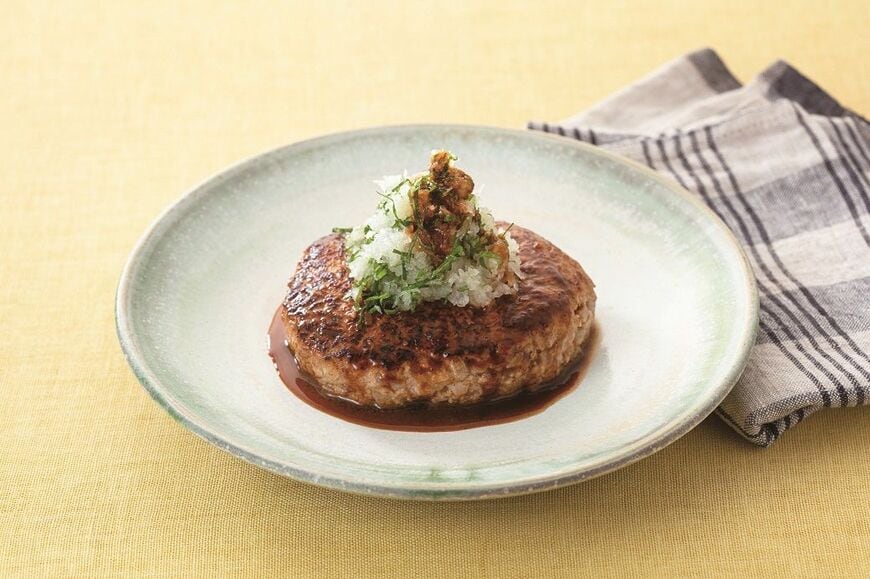 だしを練り込んでうま味倍増！ 肉汁じゅわ〜！「和風おろしハンバーグ」カロリー313kcal（1人分）塩分1g（画像：『加藤家の食卓』）