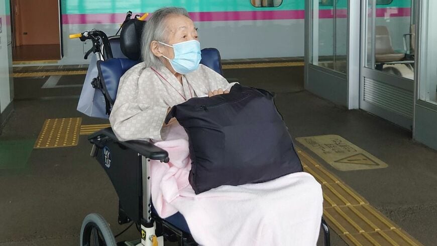 神奈川県小田原市にひとりで住んでいた山本多江さん、100歳。ツアーナースの付き添いのもと、弟や姪の住む岩手県へと移動し、県内にある民間の介護施設へと入居した。（写真はケアミックス提供）