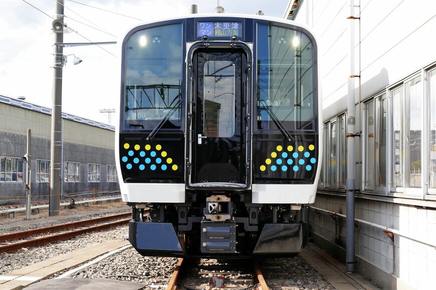 真正面から見たE131系（記者撮影）